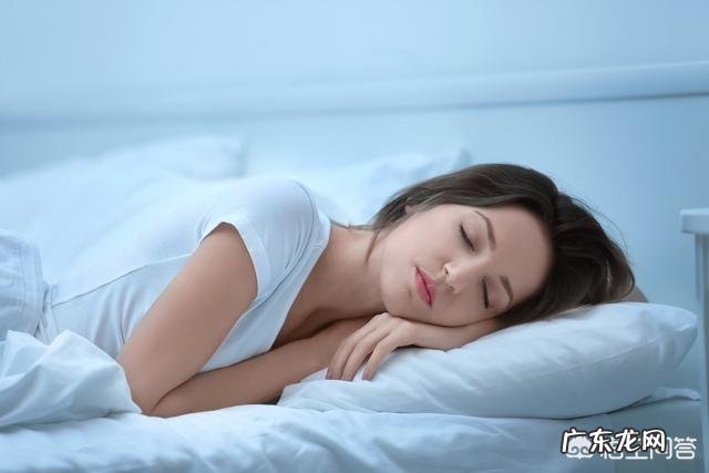 睡觉的时候会突然一抖是什么原因?