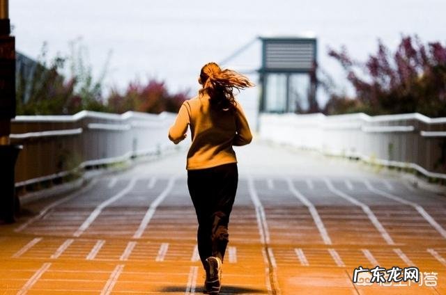 睡觉的时候会突然一抖是什么原因？