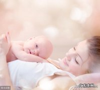 母乳喂养越早越好，宝宝刚出生后24小时内，如何尽早建立母乳喂养？