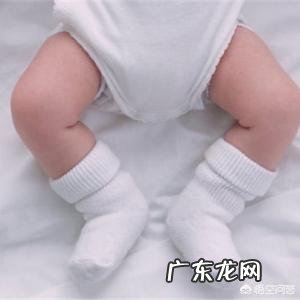 宝宝才几天,他奶奶就让绑腿绑手,需要吗?