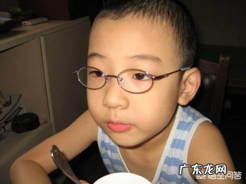 当你发现自己小孩近视了,你会怎么办?