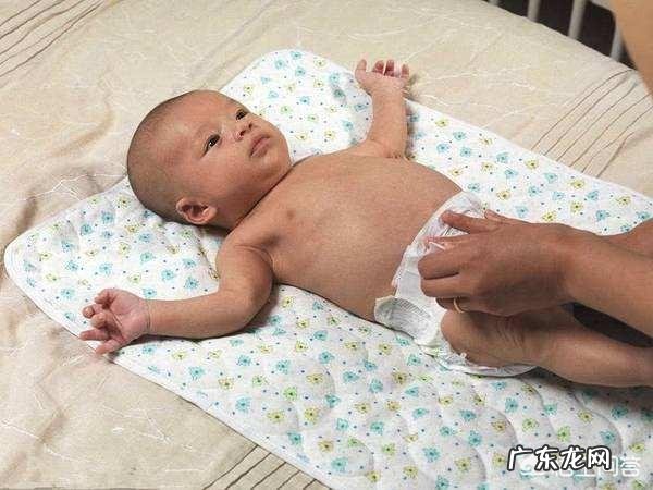 如何给好动的宝宝换尿布?