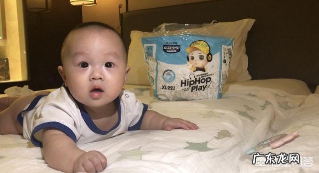 如何给好动的宝宝换尿布?