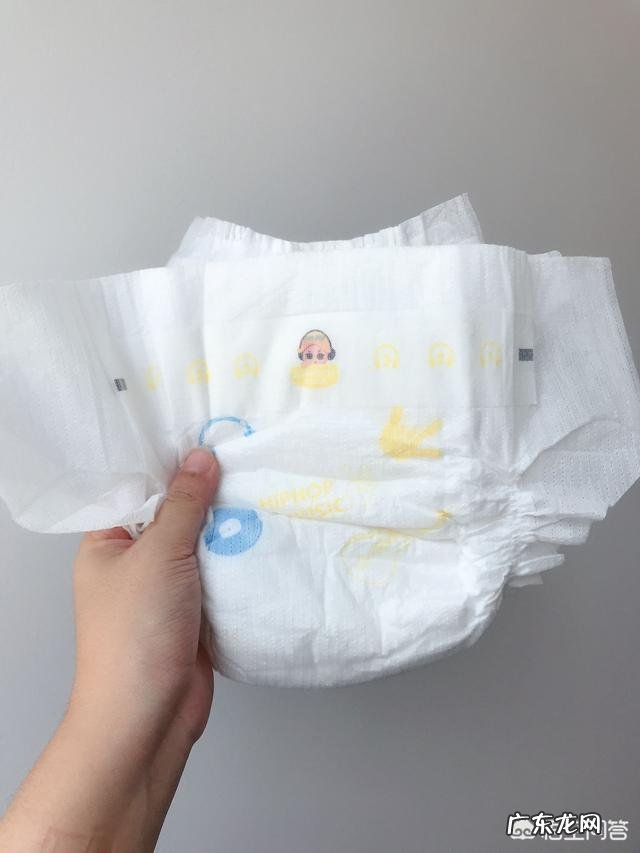 如何给好动的宝宝换尿布?