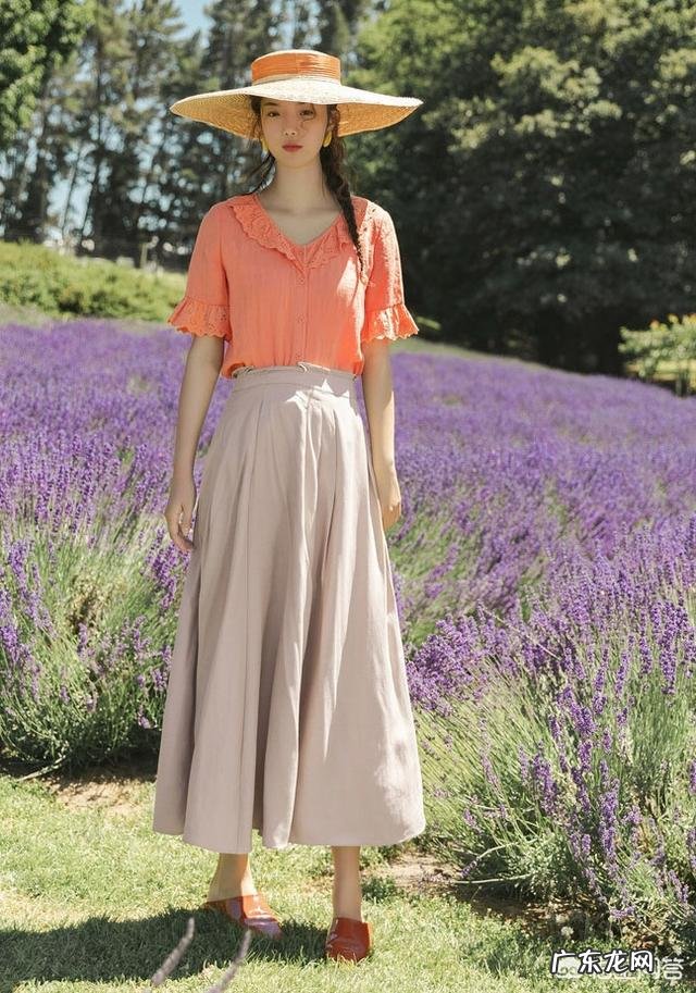 卡其色半身裙可以搭配什么上衣?