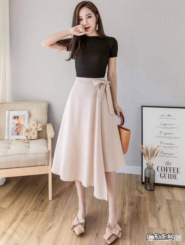 卡其色半身裙可以搭配什么上衣?