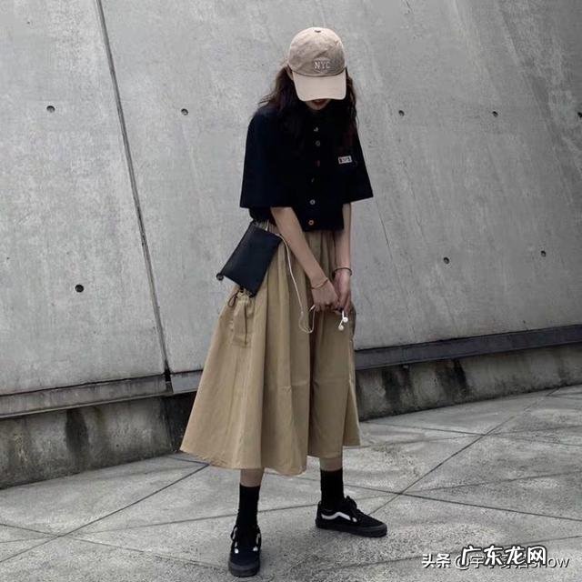 卡其色半身裙可以搭配什么上衣?