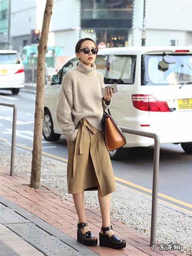 卡其色半身裙可以搭配什么上衣?