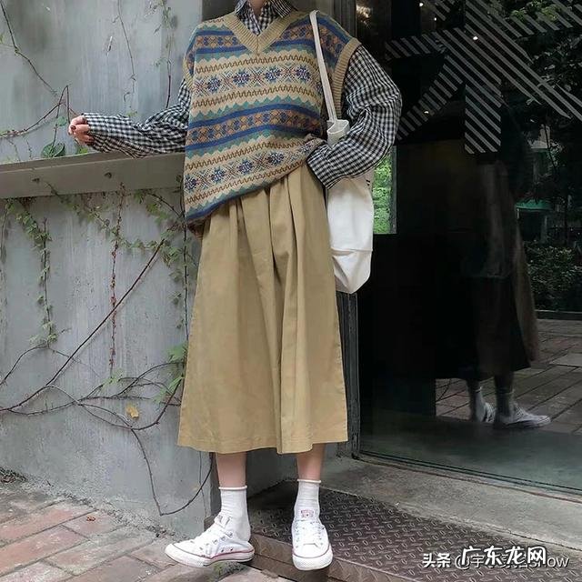 卡其色半身裙可以搭配什么上衣?