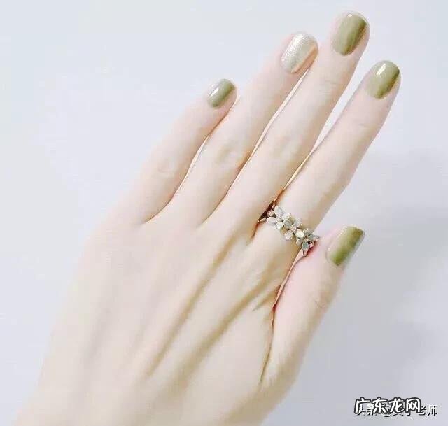 夏天什么颜色的指甲油比较百搭?