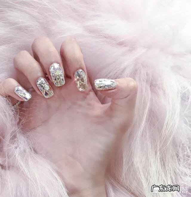 夏天什么颜色的指甲油比较百搭?