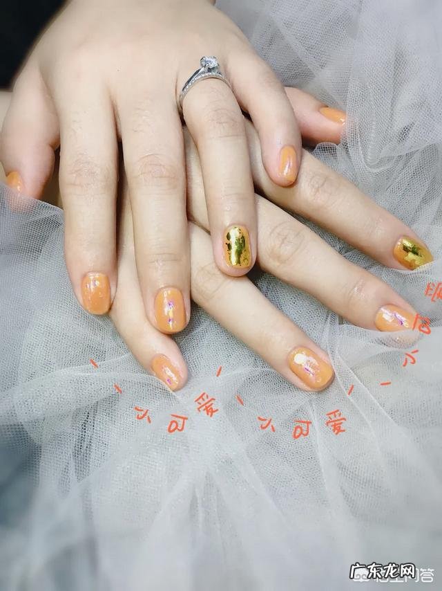 夏天什么颜色的指甲油比较百搭?