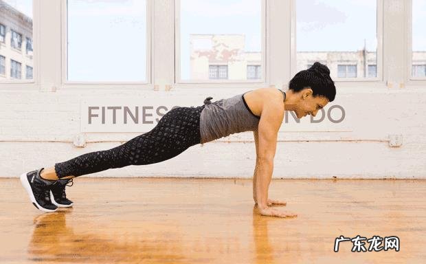 本人疫情期在家练胸肌,下图是放松和紧绷时,指教轮廓有何问题?