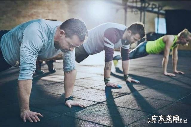 本人疫情期在家练胸肌,下图是放松和紧绷时,指教轮廓有何问题?