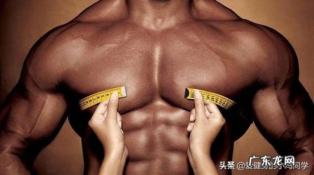 本人疫情期在家练胸肌,下图是放松和紧绷时,指教轮廓有何问题?