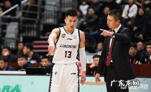 郭士强在母亲节不忘时髦一把,送给郭艾伦奶奶一大束鲜花,你怎么评价辽篮的郭氏叔侄?