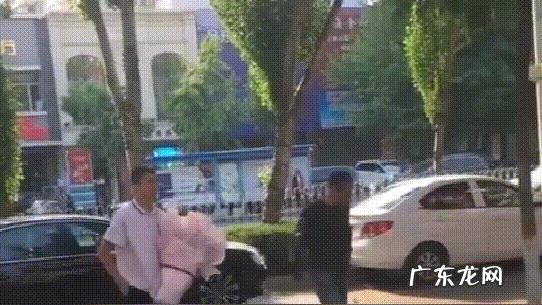 郭士强在母亲节不忘时髦一把,送给郭艾伦奶奶一大束鲜花,你怎么评价辽篮的郭氏叔侄?