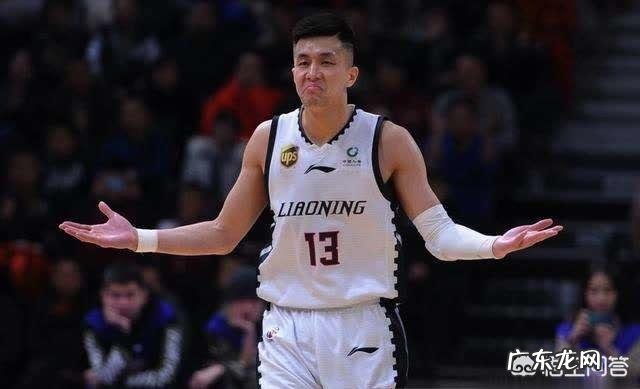 郭士强在母亲节不忘时髦一把,送给郭艾伦奶奶一大束鲜花,你怎么评价辽篮的郭氏叔侄?