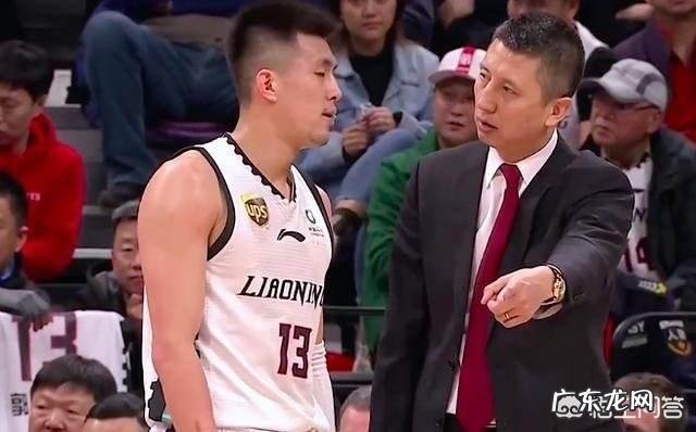 郭士强在母亲节不忘时髦一把,送给郭艾伦奶奶一大束鲜花,你怎么评价辽篮的郭氏叔侄?