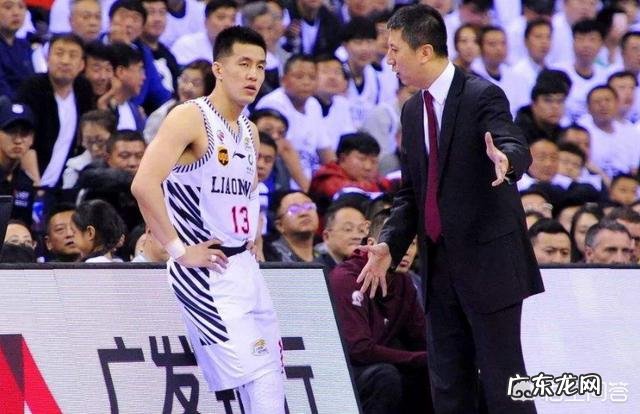 郭士强在母亲节不忘时髦一把,送给郭艾伦奶奶一大束鲜花,你怎么评价辽篮的郭氏叔侄?