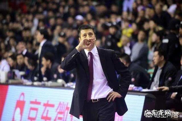 郭士强在母亲节不忘时髦一把，送给郭艾伦奶奶一大束鲜花，你怎么评价辽篮的郭氏叔侄？