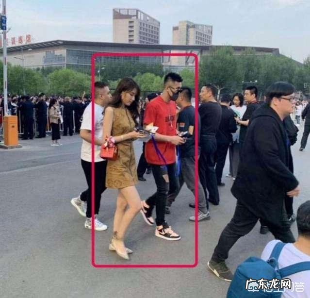 郭士强在母亲节不忘时髦一把,送给郭艾伦奶奶一大束鲜花,你怎么评价辽篮的郭氏叔侄?