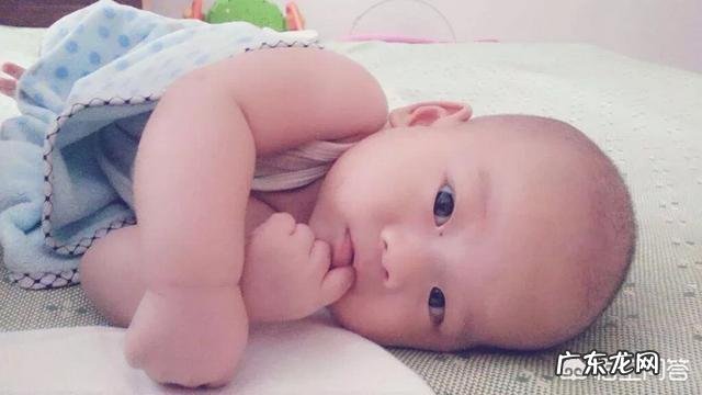 两个月的宝宝爱吃手怎么办?