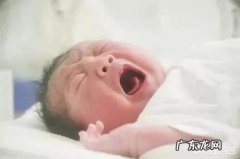 刚出生的婴儿奶粉喂多少毫升？