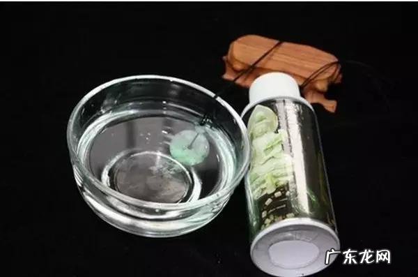 翡翠手镯可以放在冰箱里保养么？