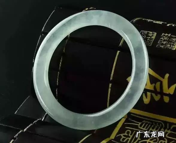 翡翠手镯可以放在冰箱里保养么？