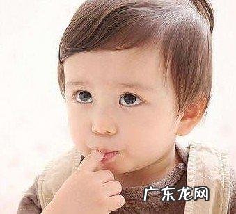 宝宝为啥爱吃手?