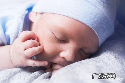 宝宝为啥爱吃手?