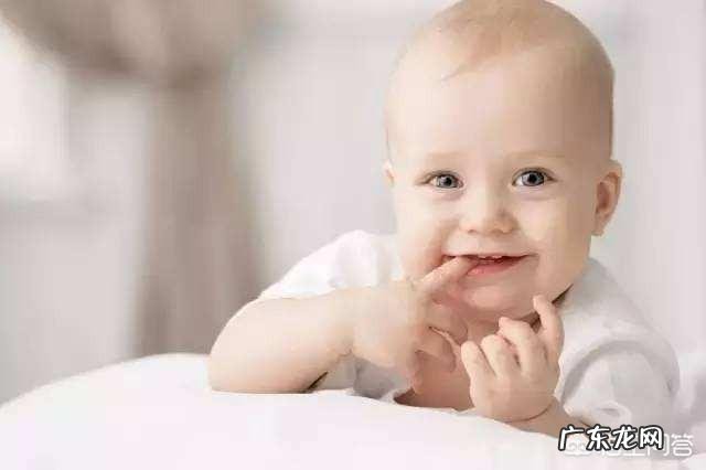 宝宝为啥爱吃手?