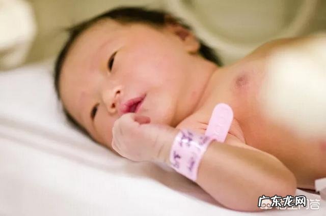 宝宝为啥爱吃手?