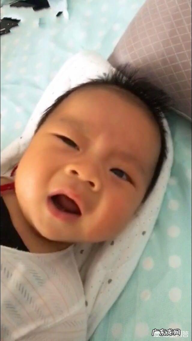 宝宝刚满月，白天都不睡觉，怎么办？