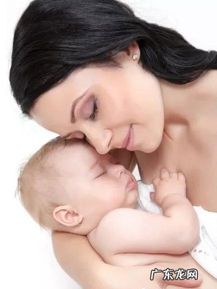 宝宝刚满月,白天都不睡觉,怎么办?