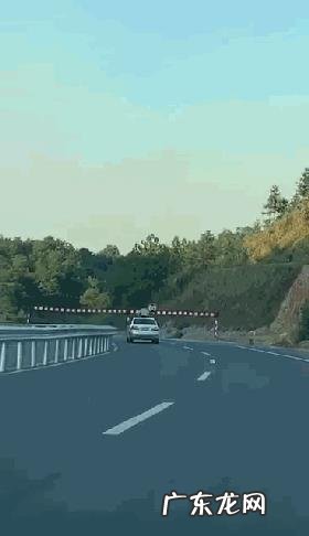 江西13岁男孩被限速杆撞死,到底谁该负责任?