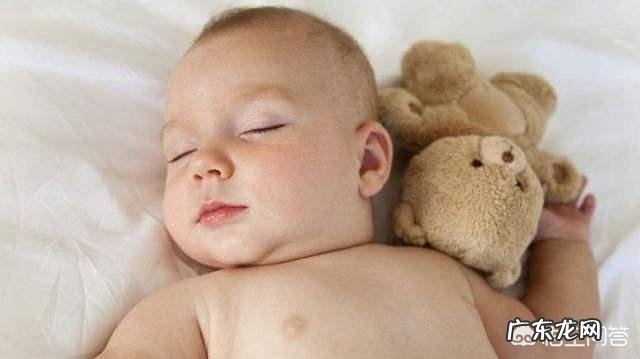 宝宝晚上睡觉爱出汗,正常吗?