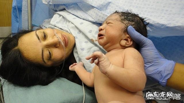 为什么新生儿来到这个世界上，一张开眼睛就是哭？