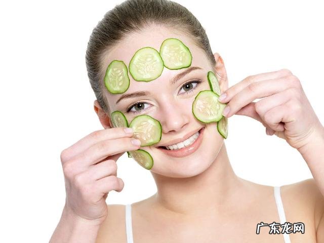 在脸上贴黄瓜片有效么。多长时间。怎么贴?