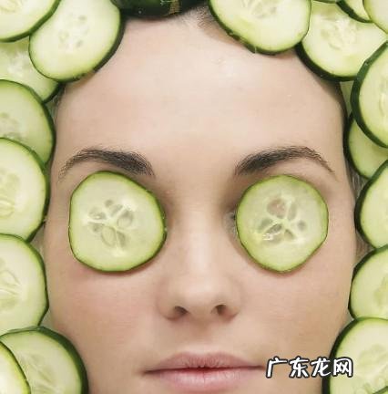 在脸上贴黄瓜片有效么。多长时间。怎么贴?