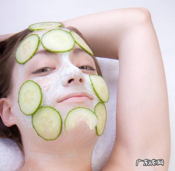 在脸上贴黄瓜片有效么。多长时间。怎么贴?