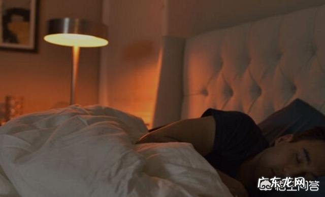 夜间开灯睡觉对身体不好?