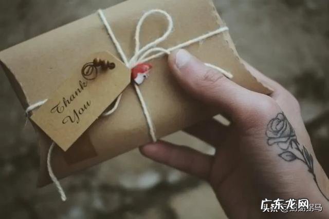 很想念一个人但是又不想让对方知道,不想发信息,怕不能及时看到,或者不想让对方知道我十分思念,咋办?