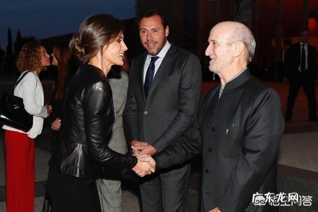 买了一件机车皮夹克,有什么好的穿搭建议吗?