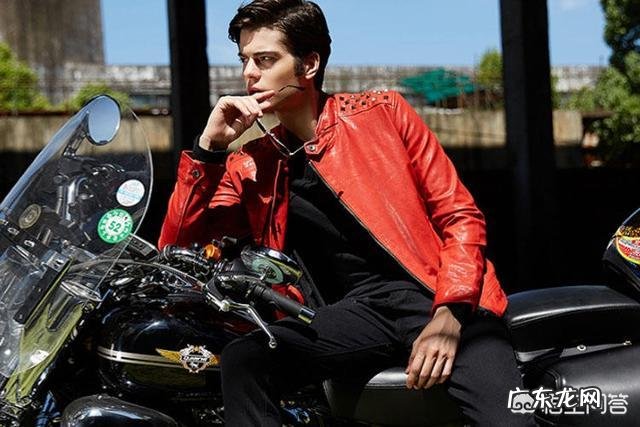 买了一件机车皮夹克，有什么好的穿搭建议吗？