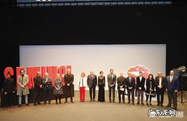 买了一件机车皮夹克，有什么好的穿搭建议吗？