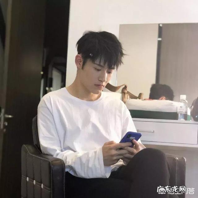 有抬头纹的男生适合什么样的发型？