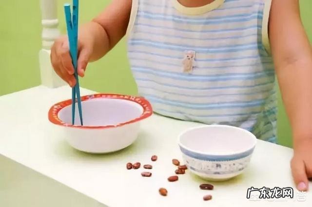如何教两岁的小宝宝使用筷子?