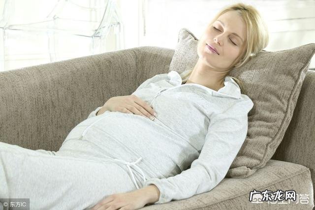 孕中期平躺睡觉会导致胎儿窒息吗?为什么?